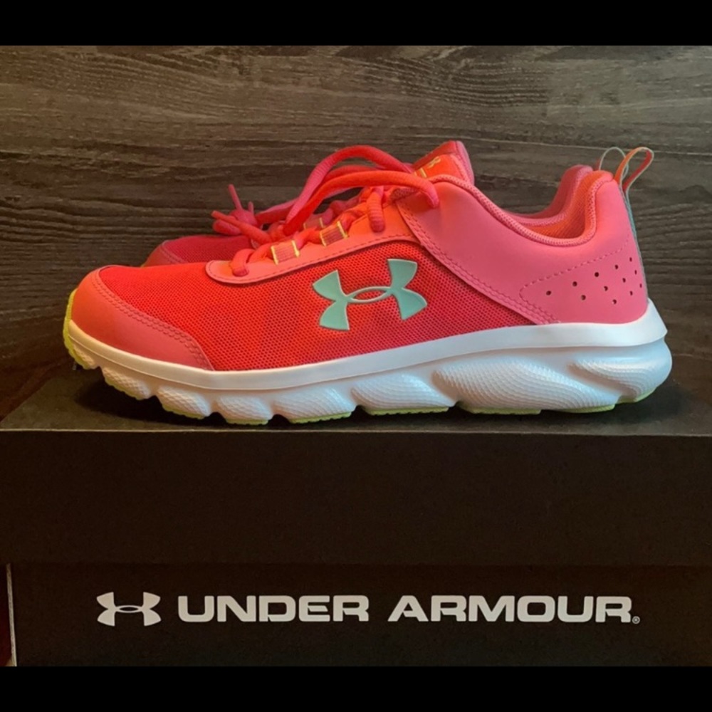 BRAND NEW  ASSERT UNDER ARMOR TRAINING SNEAKERS
